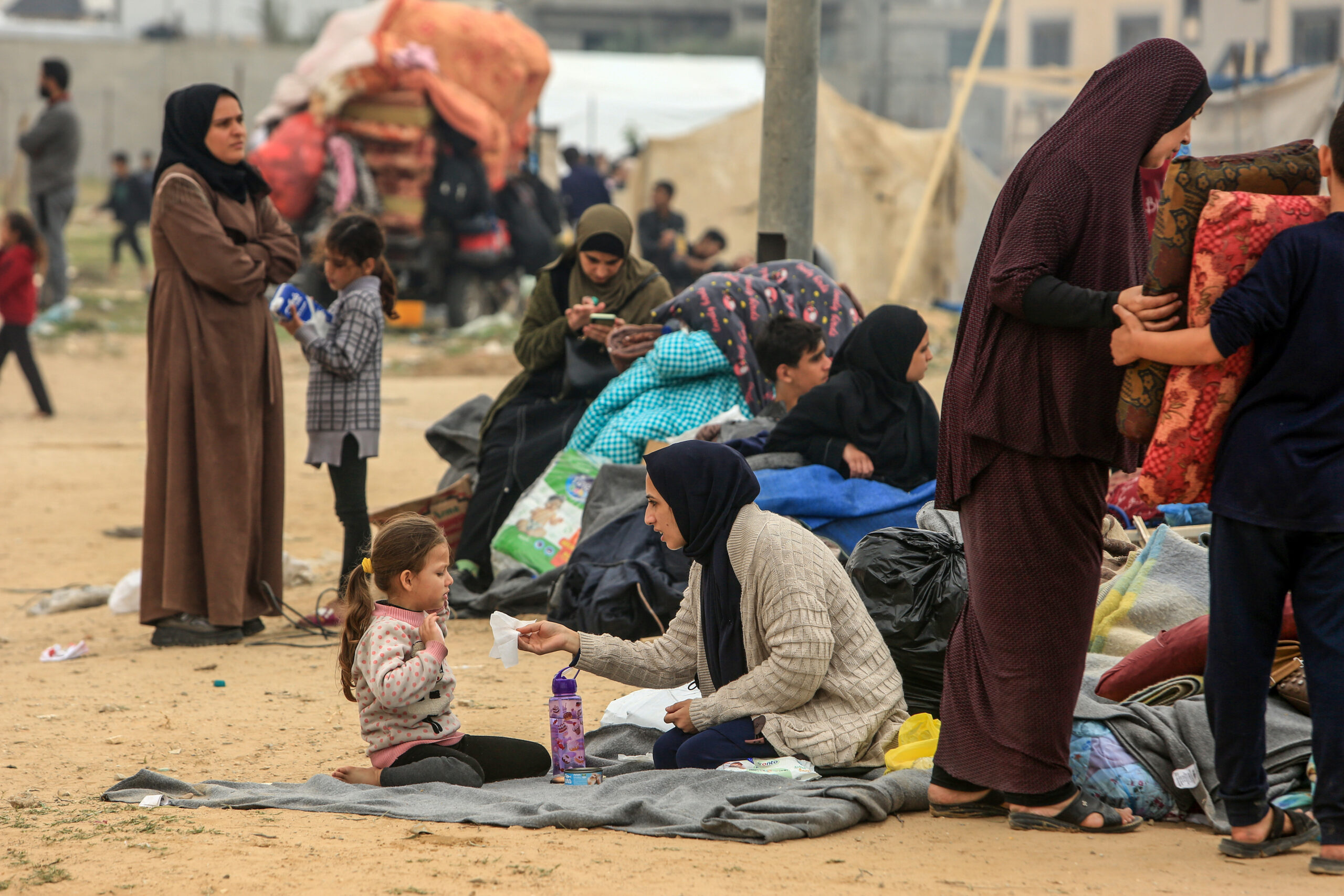 05 December 2023, Palestinian Territories, Rafah: Palestinians fleeing fierce battles between the Israeli army and Hamas from the city of Khan Yunis towards the city of Rafah in the southern Gaza Strip. (Credit Image: © Abed Rahim Khatib/dpa via ZUMA Press APAimages